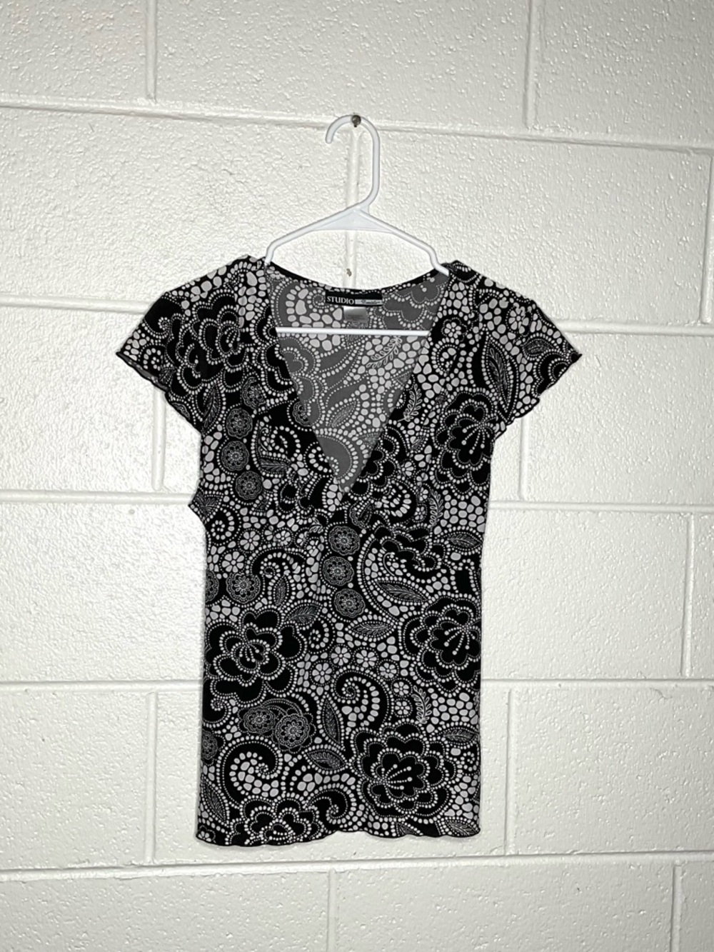 < Studio Donatella Floral V-Neck Blouse Y2K Girly Vintage >